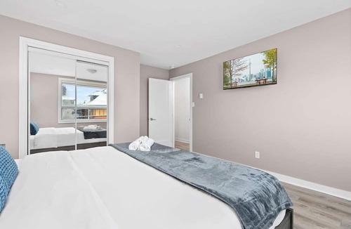 Dufferin Grove Apartment | Modern Suite Near Little Italy Walk to Transit