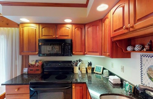 Bromley Mountain Condo | Ski-in/out family home w/shared pool/Ping-pong/balcony/free WiFi/fireplace