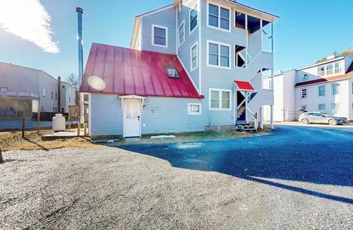 Proctorsville Condo | Cozy condo near skiing with fireplace & deck