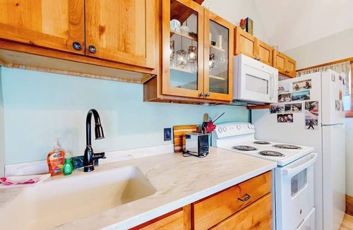 Proctorsville Condo | Cozy condo near skiing with fireplace & deck