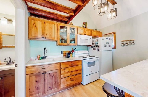 Proctorsville Condo | Cozy condo near skiing with fireplace & deck