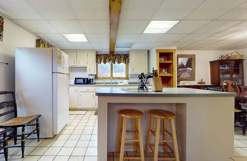 Mount Holly House | Family & Dog-Friendly Home, Full Kitchen, and High-Speed WiFi