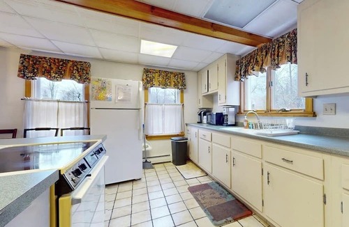 Mount Holly House | Family & Dog-Friendly Home, Full Kitchen, and High-Speed WiFi