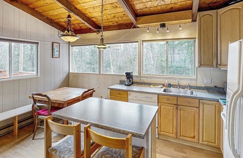 Wardsboro House | Cozy house w/clubhouse heated pool, fireplace, balcony, jacuzzi, w/d, wifi