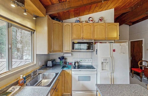 Wardsboro House | Cozy house w/clubhouse heated pool, fireplace, balcony, jacuzzi, w/d, wifi