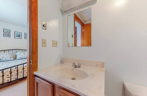 West Dover Apartment | Cozy retreat near slopes