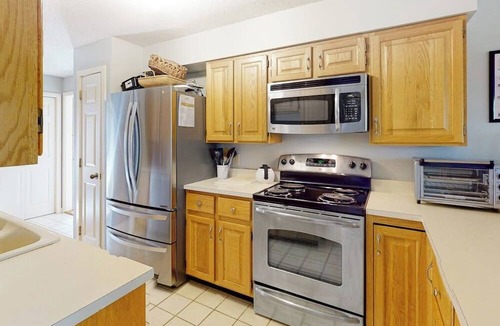 West Hartford House | Deere Run townhouse with private sauna, jetted tub & AC - pool & tennis