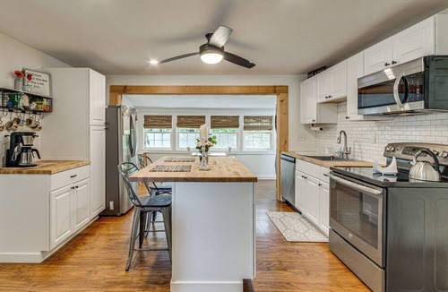 Niantic Cottage | < 1 Mi to Sand! Updated Cottage w/Yard in Niantic