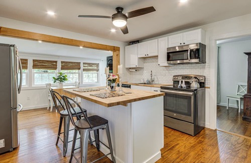 Niantic Cottage | < 1 Mi to Sand! Updated Cottage w/Yard in Niantic