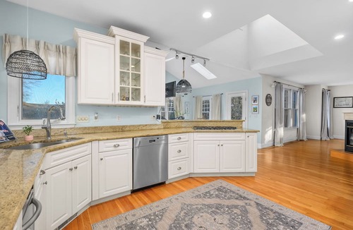 Plymouth House | Cliff House with spectacular views of Cape Cod Bay