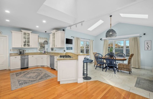 Plymouth House | Cliff House with spectacular views of Cape Cod Bay
