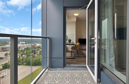 Kitchener Condo | Hydropool Spa HotTub/Bowling Alley/Patio/BBQ/Games - Gorgeous Corner Condo