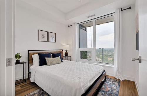 Kitchener Condo | Hydropool Spa HotTub/Bowling Alley/Patio/BBQ/Games - Gorgeous Corner Condo