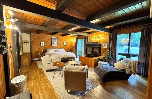 West Dover House | Nordic Chalet- Min to Mt Snow and Haystack. Hot tub, Sauna, Pond