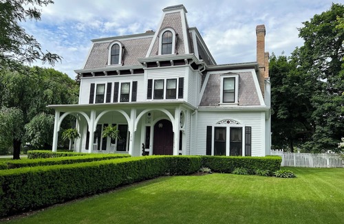 Canandaigua Bed & Breakfast | The Alfred Morris Gifford House has been lovingly renovated to anticipate the every need of travelers to the Finger Lakes area. Located in the heart of the Historic District, the Inn is a short walk to restaurants, historical sites, shops, as well a