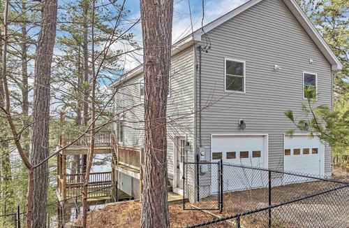 Freedom House | Freedom! Charming 3-bedroom house with Hot tub, private sandy beach and dock!
