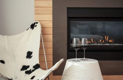 Long Branch Hotel | Your Relaxing Getaway: Spacious & Well-Appointed Rooms Ideal for Couple Stay