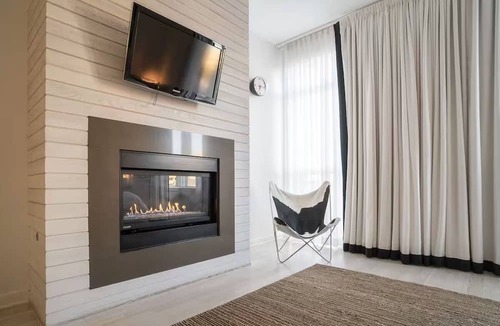 Long Branch Hotel | Your Relaxing Getaway: Spacious & Well-Appointed Rooms Ideal for Couple Stay