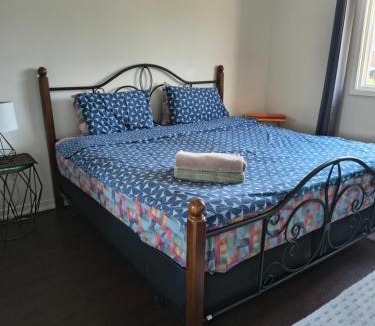 Mississauga House | Airy Room with King bed in Central Mississauga Near Airport