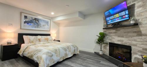 Swansea Apartment | Renovated Guest Suite Near The Lake & High Park in Toronto!