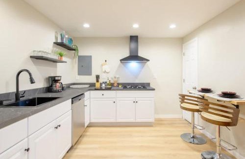 Eastside Apartment | Entire Modern Cozy 2BR Apt mins SU LeMoyne DT