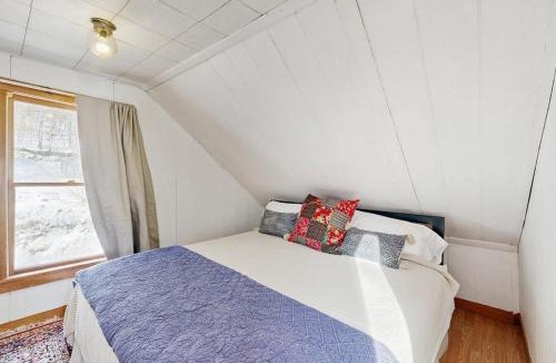Belfast House | Idyllic Lakefront Retreat: pvt dock & beach for kayaking, swimming & fishing