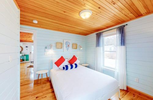 Tenants Harbor House | Dazzling ocean-view house with fireplace, deck, firepit, central AC, & W/D