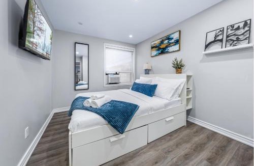 Dufferin Grove Hotel | Casa Hotels College Stylish Suite Near Trinity Bellwoods & Little Italy