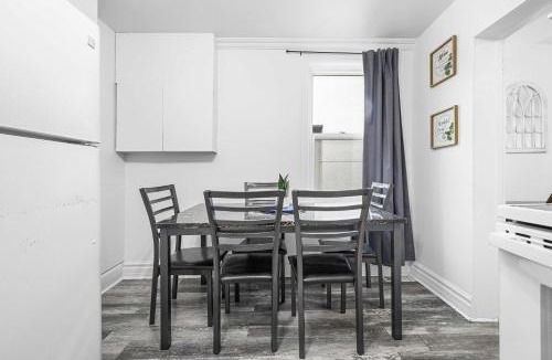 Sandy Hill Apartment | Urban 3BR Getaway Walk to ByWard Market- UOttawa