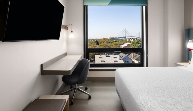 avid hotel Brooklyn Dyker Heights by IHG