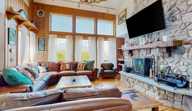 Elegant perfectly situated dog-friendly Stratton mtn-view home with hot tub
