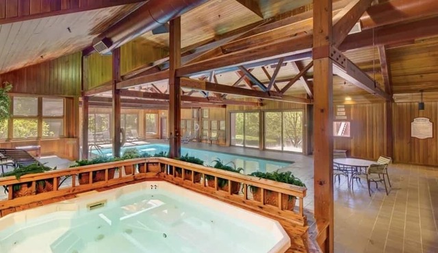 Gorgeous Stratton Mountain View PiperRidge condo: hot tub, grill, deck Sleeps 10