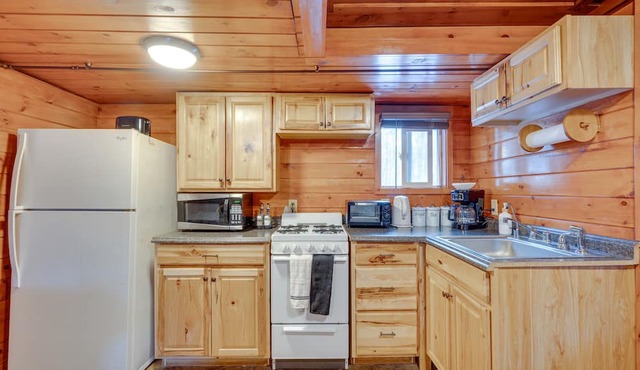 Laconia Cabin w/Grill: 2 Mi to Weirs Beach!