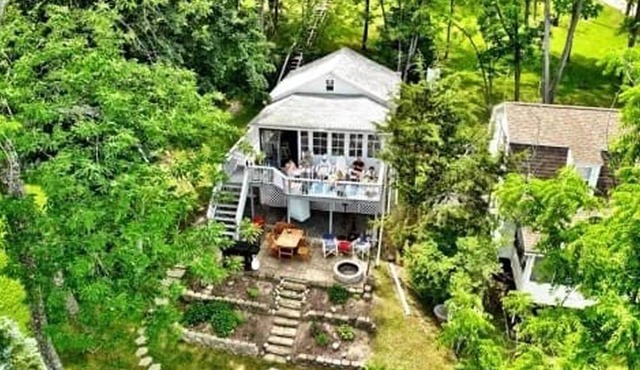 Relaxing Lakefront Cottage Retreat