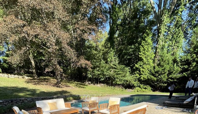Pool heaven 5 minutes away from the beach! Bring the whole family: pet friendly!