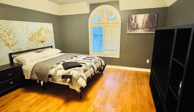 Luxury House 7 Bdrms - Near Airport, sq 1, Private Backyard