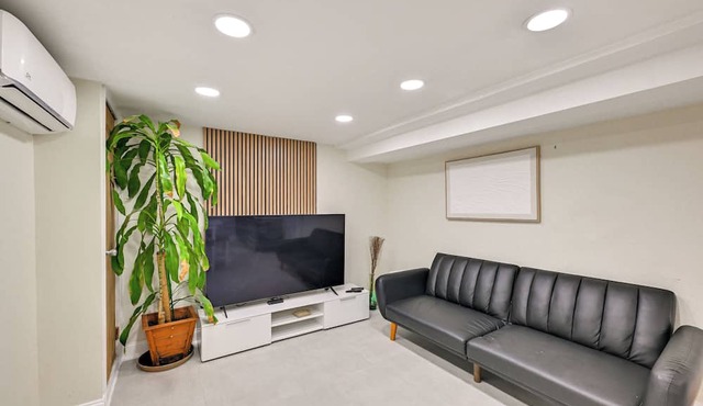 Lovely Elmont Apartment - Walk to Bus Stop!