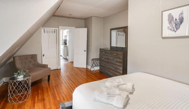 2 Bed/1 Bath Apartment, Fully Stocked Kitchen, Spacious, Premium City Location