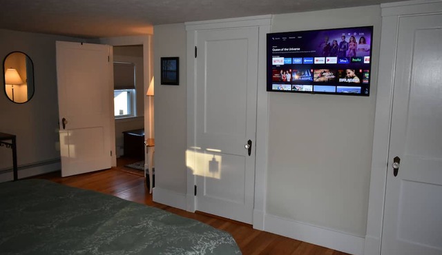 In-Town Kennebunk - walk to cafes/restaurants/shops, beaches minutes away