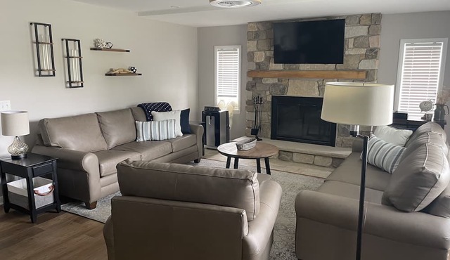 Valley View Lakehouse - Fully updated, dog friendly and beautiful lake view! in Jamestown