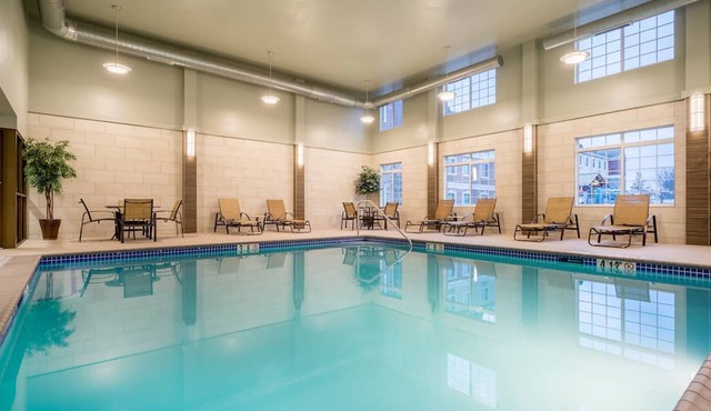 Queen Studio | Free Breakfast + Indoor Pool