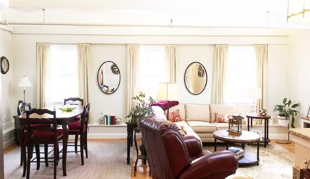 Beautifully Renovated Downtown Luxury Condo, a block from the rock!