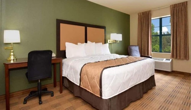 1 King Bed | Non-Smoking, Kitchen, Shower