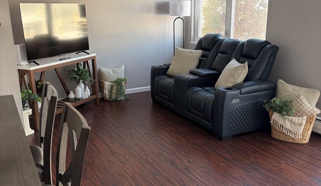 Enjoyable 2-bedroom 4-Guest Apartment with AC in charming Amherst,NY