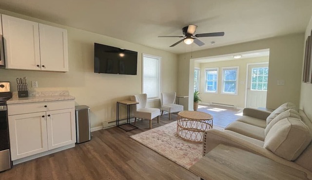 2BR Luxe Suite Near hospital, lake, and downtown