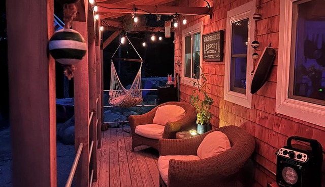 Cozy 1-bedroom cabin with AC/fireplace/hottub/infrared sauna in charming Newport