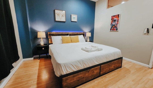 Convention/3 King Beds/Jet Shower/65" TV