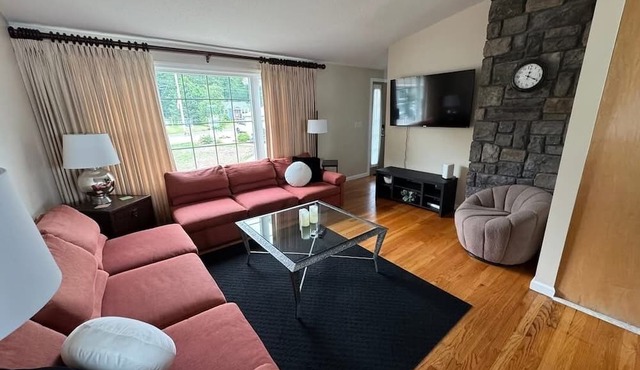 Charming 2-bedroom house located on Bolton Lake