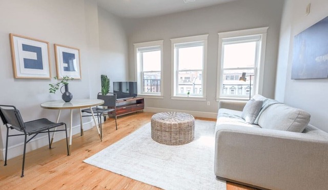 Light-Filled Back Bay 1 Bedroom Apartment