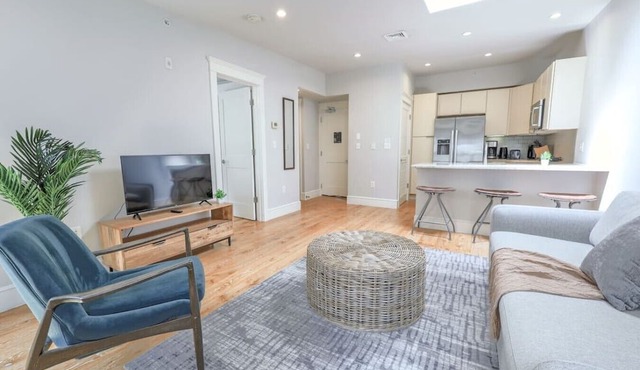 Airy & Bright 1BR | Newbury St, Back Bay
